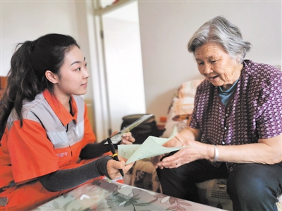 <p>　　工作人員給居民辦理開通天然氣手續(xù)。　　</p>