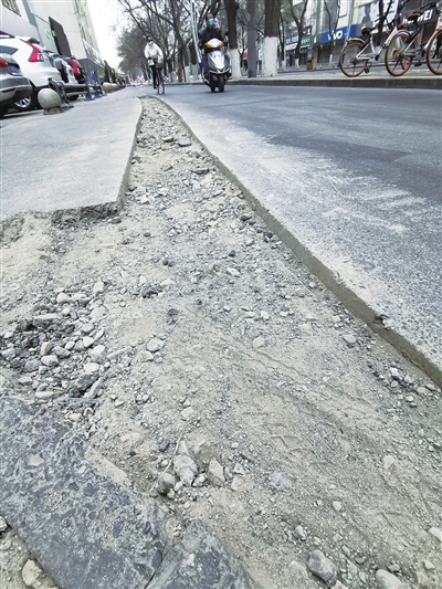 被挖開的路面。
