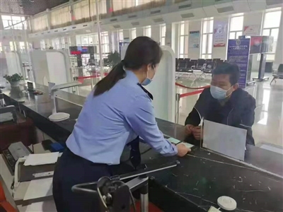 市民在銀川市機動車輛管理所辦理業(yè)務(wù)。交警供圖