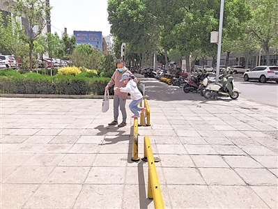 <p>　　光明廣場(chǎng)入口處安裝了欄桿。</p>