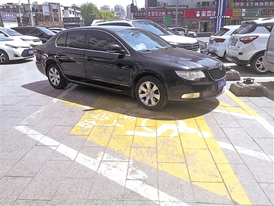 <p>　　銀川溫州商城門口停車場(chǎng)殘疾人專用泊位被占用。</p>