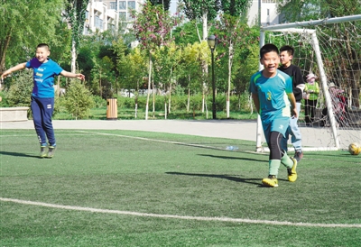 <p>　　5月9日，在銀川市華雁湖畔一個(gè)小足球場(chǎng)，小學(xué)生射門(mén)后歡慶勝利。</p>