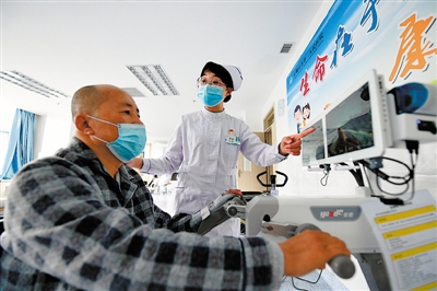 <p>　?、佟∈焐绞械诙嗣襻t(yī)院康復醫(yī)學科護士長、第三批寧夏援助湖北醫(yī)療隊隊員劉佳正在指導、幫助病人進行康復訓練。</p>