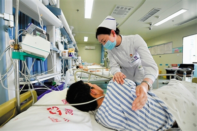 <p>　　⑧　石嘴山市第二人民醫(yī)院重癥醫(yī)學科（ICU）護士長、第三批寧夏援助湖北醫(yī)療隊隊員吳麗正在為久臥病床的病人拍打后背。</p>