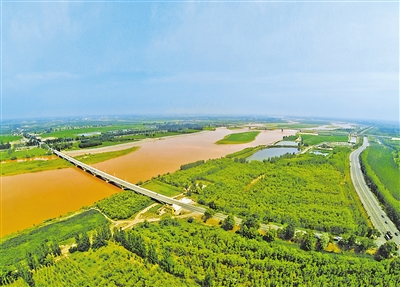 黃河滋養(yǎng)著寧夏這片沃土，兩岸處處生機盎然。（資料圖片）                                                                                         本報記者 王曉龍 攝