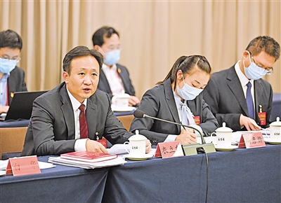 連日來(lái)，參加中國(guó)共產(chǎn)黨第二十次全國(guó)代表大會(huì)的寧夏代表認(rèn)真學(xué)習(xí)討論黨的二十大報(bào)告。   本報(bào)記者 左鳴遠(yuǎn) 攝