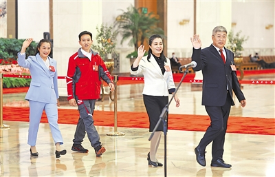 10月22日，楊彥鋒、宋學(xué)文、祁洪芳、李紹杰代表（自左至右）步入黨的二十大“黨代表通道”。新華社發(fā)