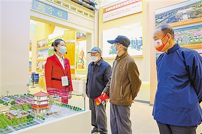     觀眾在寧夏展區(qū)詳細(xì)了解閩寧鎮(zhèn)的發(fā)展歷程。