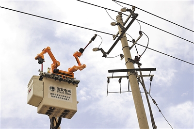     2022年4月8日，國網(wǎng)銀川供電公司員工利用帶電作業(yè)機(jī)器人開展用電負(fù)荷接入工作。
    本報(bào)通訊員 田滿潮 袁宏彥 攝