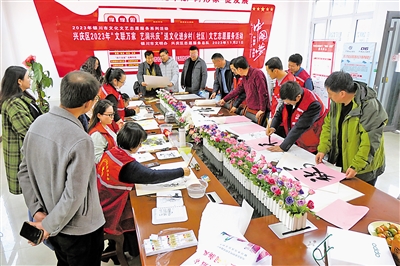 11月21日，文藝文化志愿者們揮筆寫字、潑墨作畫，為促進鄉(xiāng)村文化繁榮助力。當(dāng)天，銀川市興慶區(qū)文聯(lián)組織部分文藝文化志愿者，走進掌政鎮(zhèn)茂盛村，開展送文化進鄉(xiāng)村志愿服務(wù)活動。本報通訊員 邵軒 攝