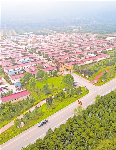     依托六盤山國家森林公園、老龍?zhí)毒皡^(qū)等生態(tài)資源，涇源縣大力發(fā)展農(nóng)家樂，帶動村民增收致富。