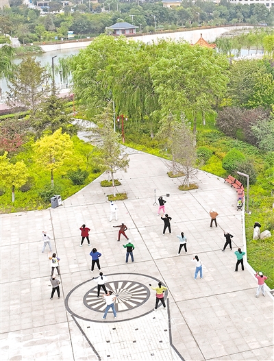     清水河流過(guò)固原市原州區(qū)，河道兩岸生態(tài)優(yōu)美，成為市民的休閑場(chǎng)所。