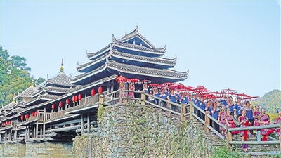     8月26日，三江侗族自治縣程陽八寨景區(qū)。程陽八寨位于三江侗族自治縣林溪鎮(zhèn)，立足中國侗族原生態(tài)旅游資源，通過旅游銷售油茶、茶葉、侗族工藝品等提高群眾收入。