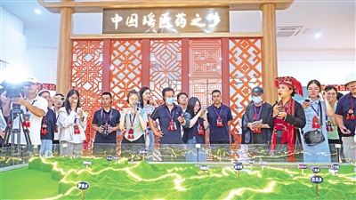     8月24日，記者一行走進(jìn)“中國瑤醫(yī)藥之鄉(xiāng)”廣西來賓市金秀瑤族自治縣。