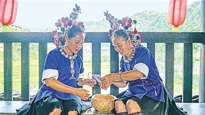     程陽橋上，侗族婦女在展示制作侗族刺繡產(chǎn)品。繡品圖案精美、色彩艷麗，成為當(dāng)?shù)靥厣a(chǎn)業(yè)。