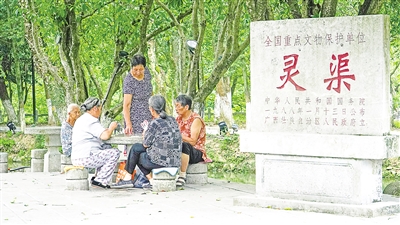     靈渠位于廣西壯族自治區(qū)桂林市興安縣，全長36.4公里，是連接長江流域和珠江流域的一條古代運(yùn)河。水清岸綠渠暢景美，每年吸引游客100多萬人次。