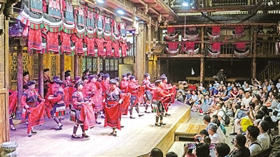     8月27日，在廣西桂林市龍勝各族自治縣龍脊鎮(zhèn)黃洛瑤寨，紅瑤姑娘表演曬紅衣，紅瑤梳長發(fā)等特色活動(dòng)。黃洛瑤寨共有83戶，348人，獲評“首批中國少數(shù)民族特色村寨”。